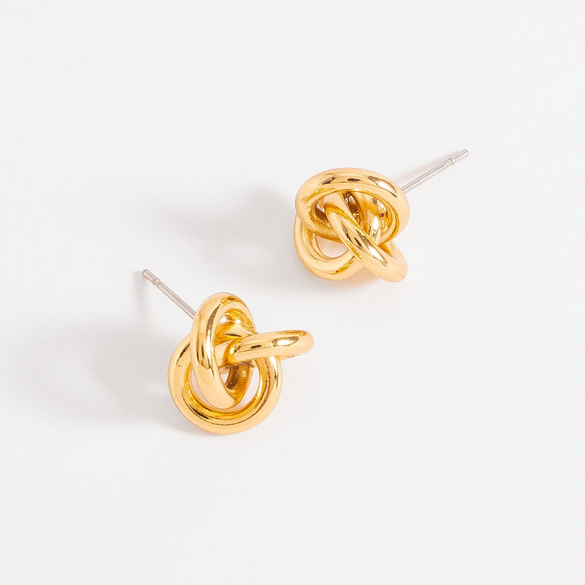 Aretes en baño de oro diseño nudo circular contemporáneo