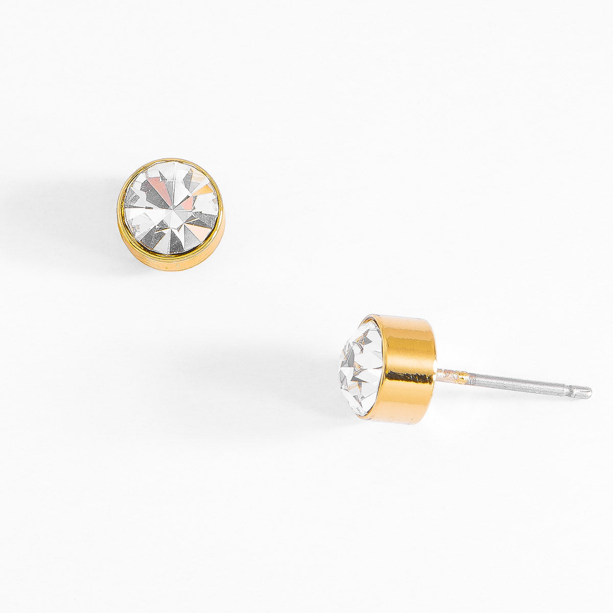 Aretes tipo botón con baño de oro y cristal