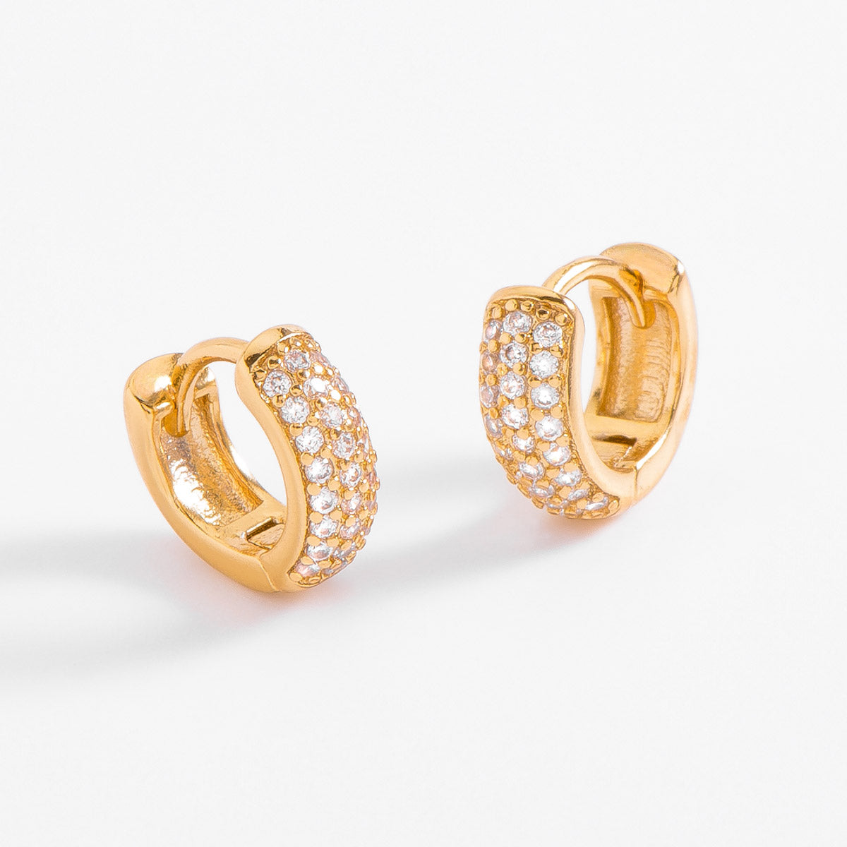 Aretes arracada/huggie con baño de oro y diamonice.