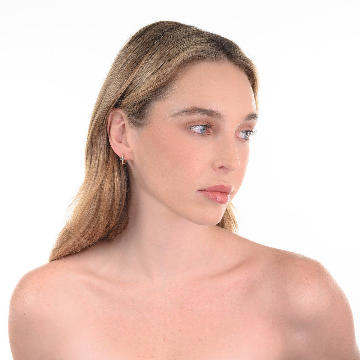 Aretes Huggie bañados en oro con Diamonice., foto 4 de 5