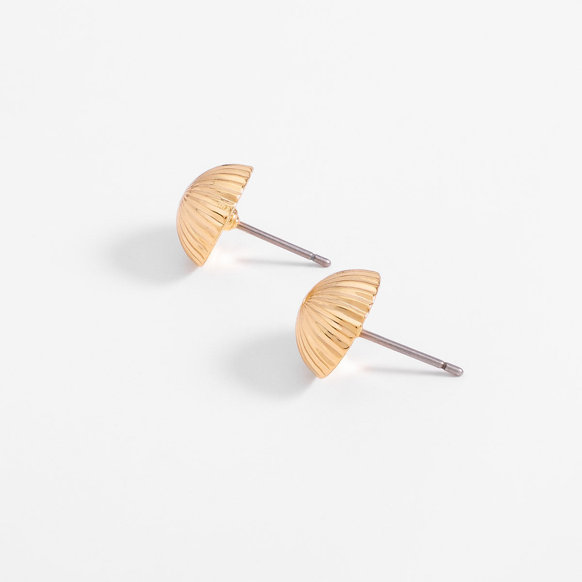 Aretes en baño de oro diseño esférico texturizado poste, foto 2 de 6