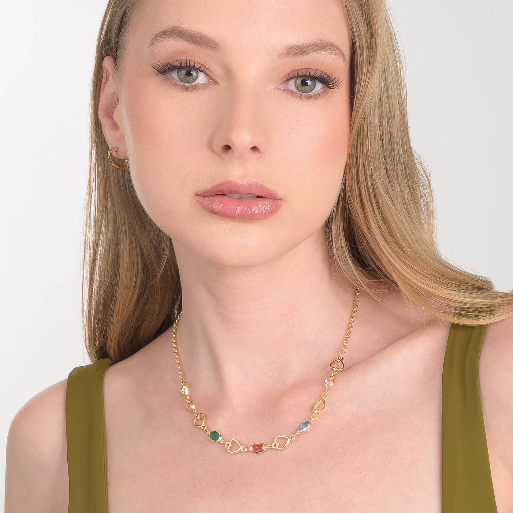 Collar en baño de oro con detalles de corazones y piedras, foto 2 de 2