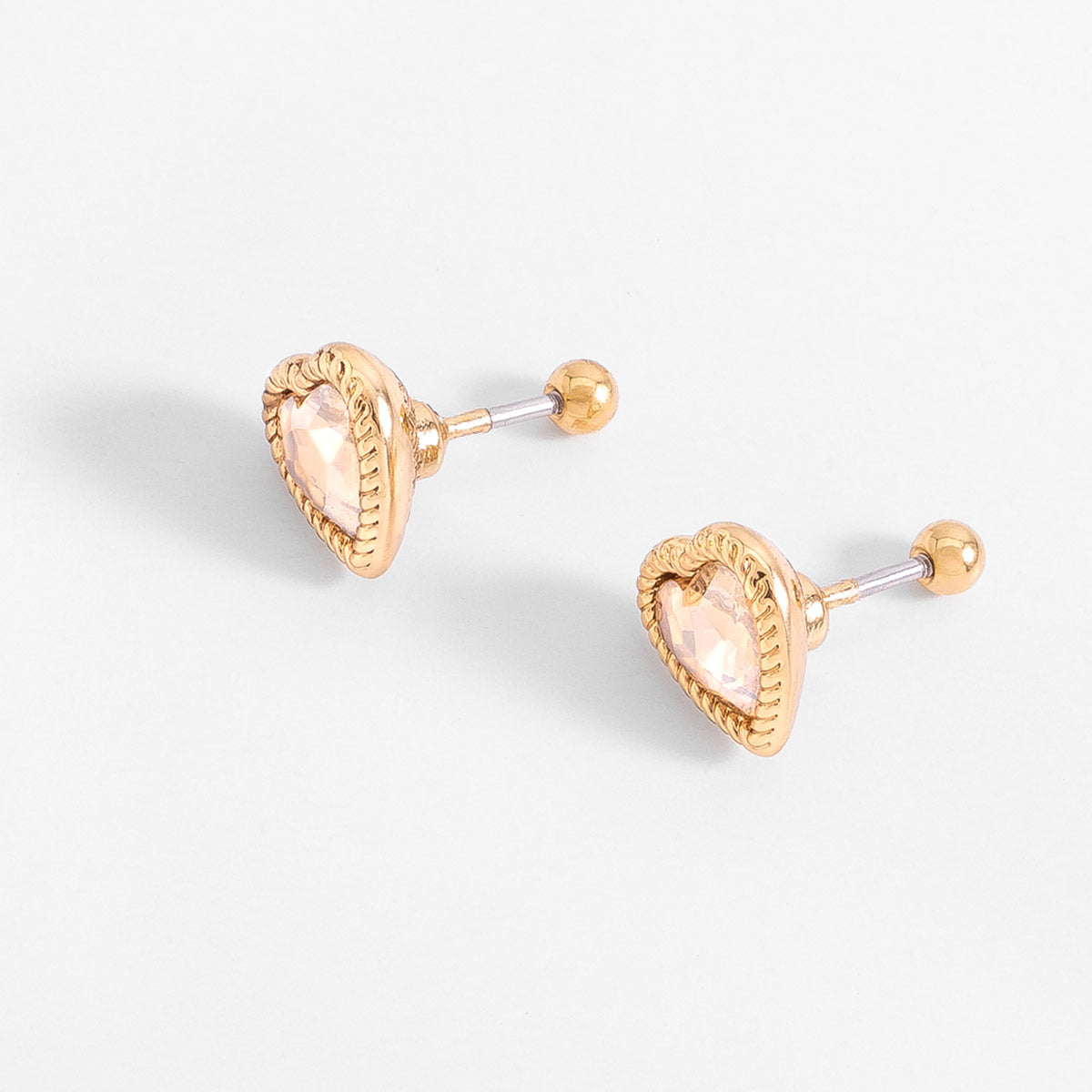 Aretes poste en baño de oro con corazón y detalle brillante, foto 2 de 6